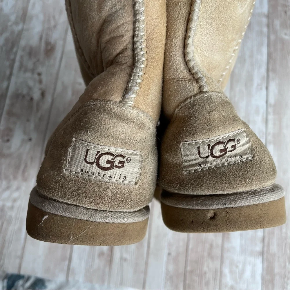 PREOWNED SHORT UGG CLASSIC TAN SHEEP SKIN BOOTS GIRLS SIZE 3